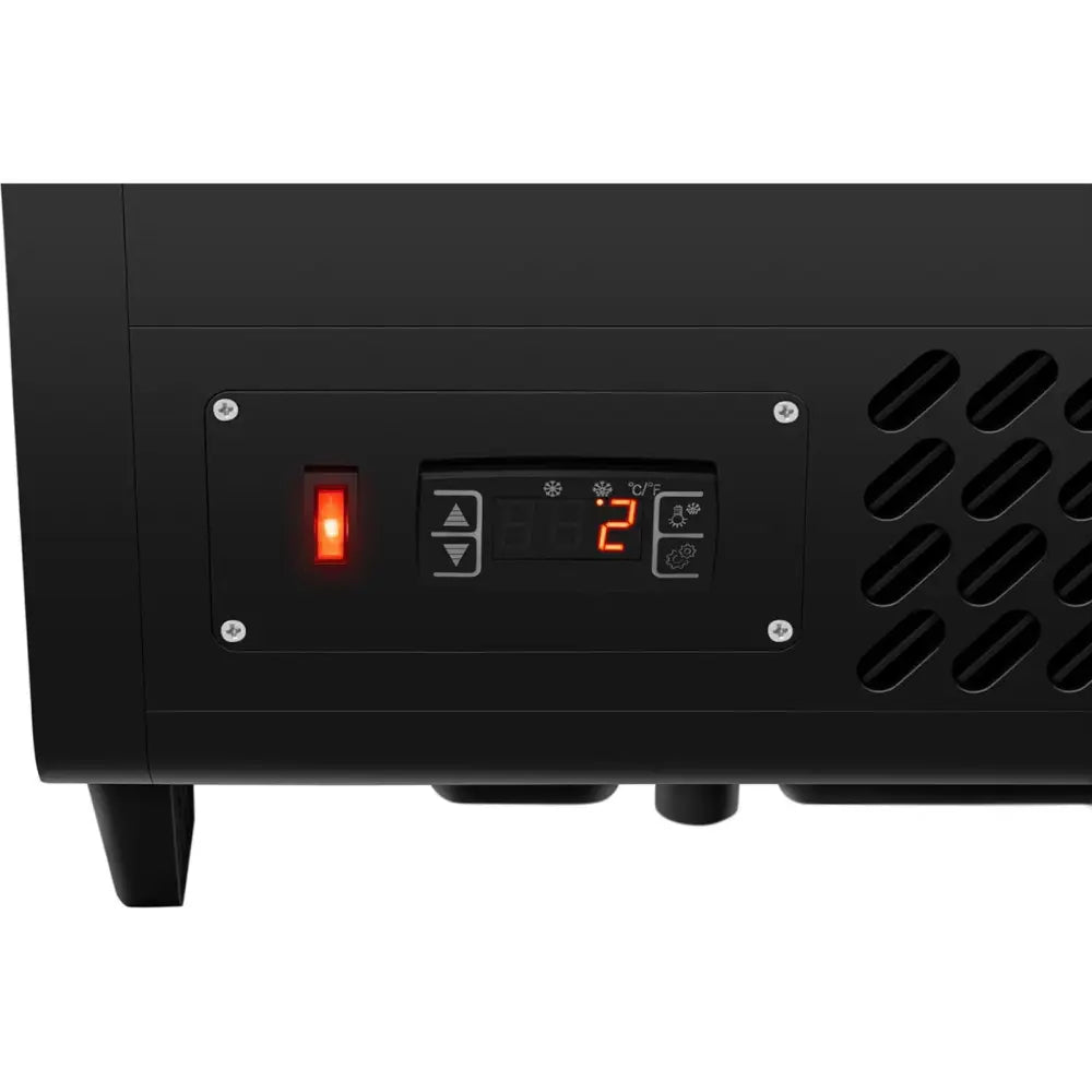 Kjølethevit svart, nærbilde av digital skjerm med temperatur 2, rød av/på-bryter og ventilasjonshull.