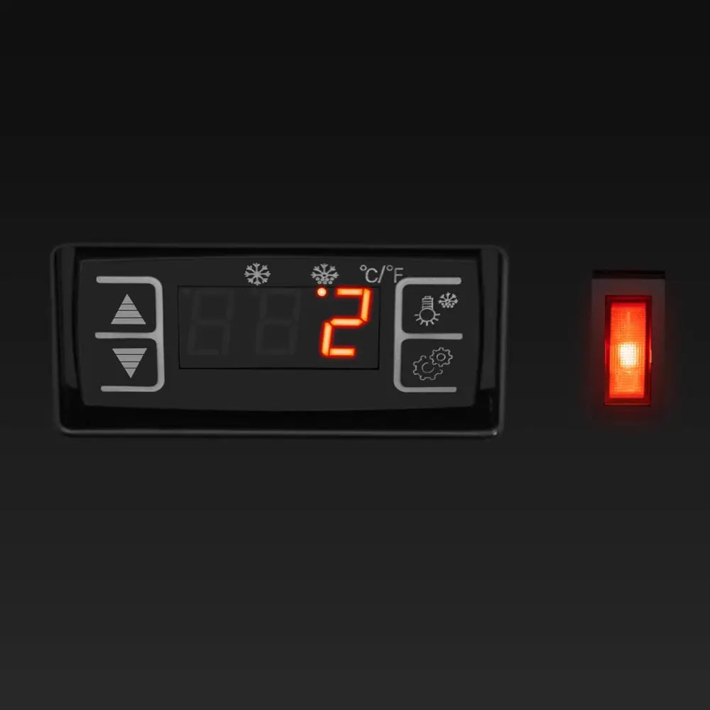 Kjølethylle digitalt kontrollpanel i svart plast med rødt LED-display, piler og opplyst bryter.