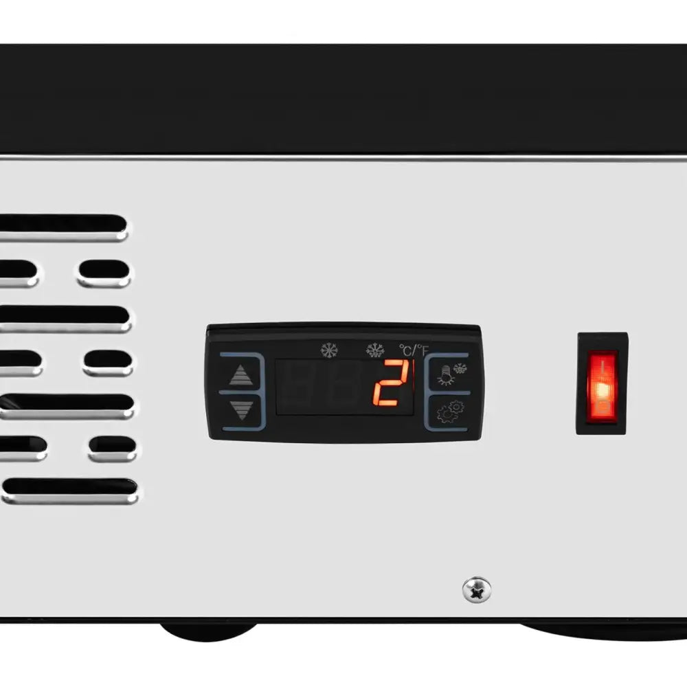 Kjølethylle med glassfront, nærbilde av digitalt kontrollpanel med temperaturdisplay og rustfri overflate.