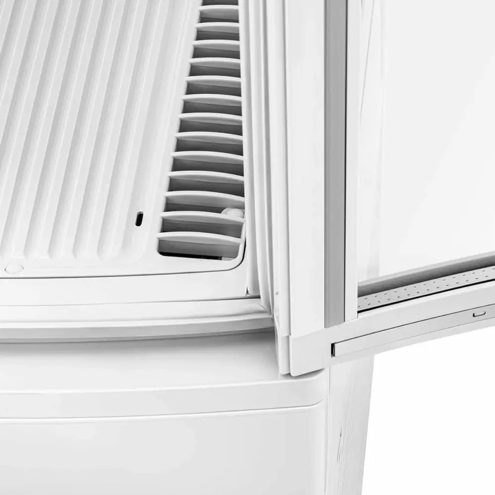 Kjølt glasskjøler, nærbilde av hvitt plastgitter med rillemønster og lufteåpninger i åpen posisjon.