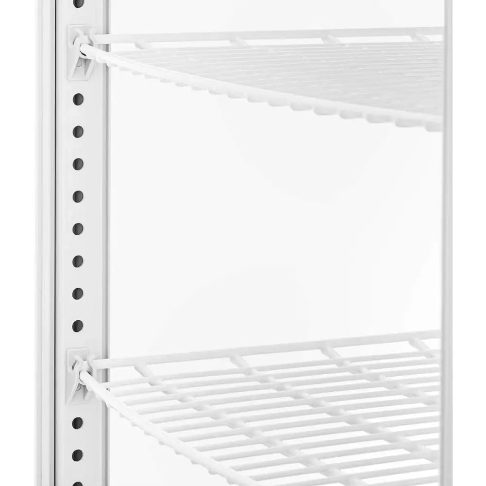Kjølt glasskjøler, nærbilde av hvite nettinghyller og justerbare hull for fleksibel hylleplassering.