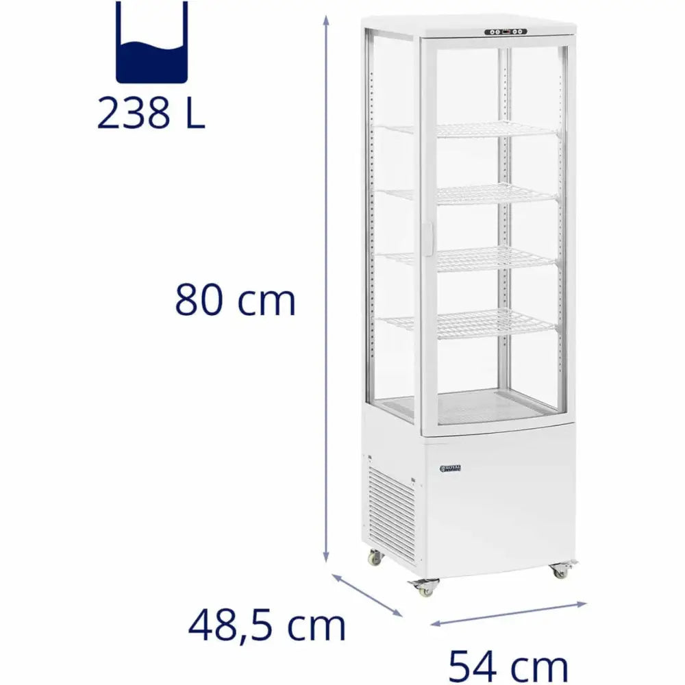 Kjølt glasskjøler i hvitt, skrå frontvisning med fire glasshyller, glassdører og mål- samt volumvisning.
