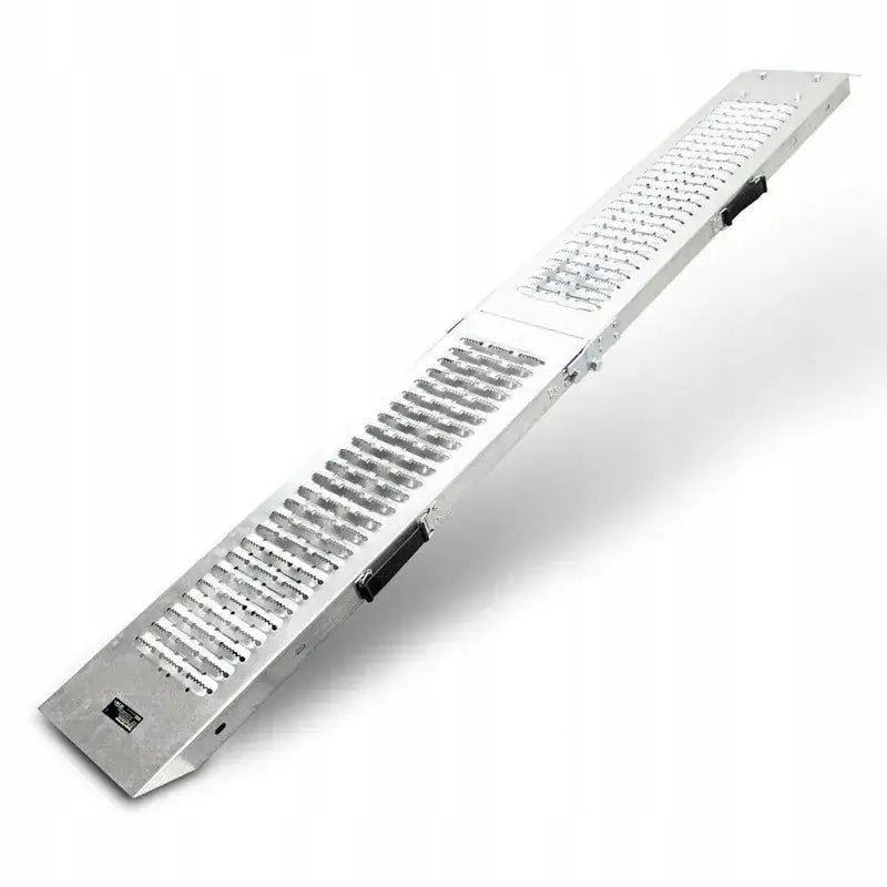 Kjørerampe i aluminium, sammenleggbar med riflet overflate for ekstra grep og praktisk bærehåndtak på siden.