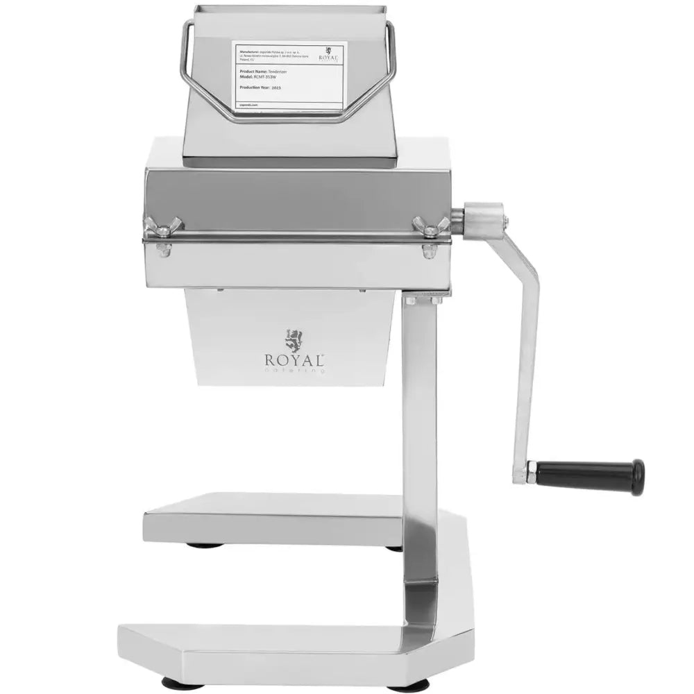 Kjøttbanker og kjøttkvern, hånddrevet maskin i rustfritt stål med sveiv og Royal-logo sett fra siden.