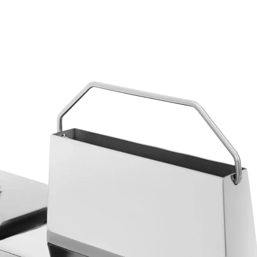 Kjøttdeigmaskin elektrisk, nærbilde av håndtak og beholder i rustfritt stål sett fra skrå vinkel.