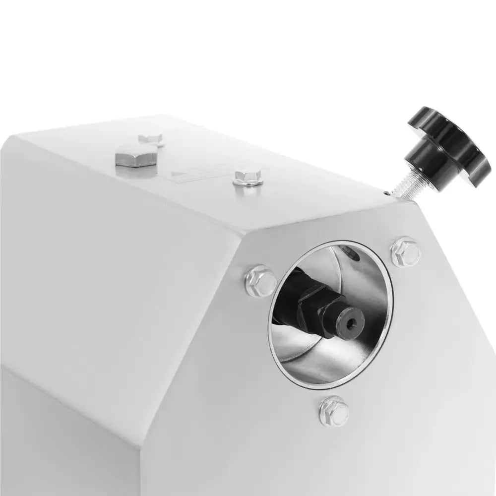 Kjøttdeigmaskin elektrisk, nærbilde av sølvfarget hus med svart justeringshjul og synlige boltdetaljer.