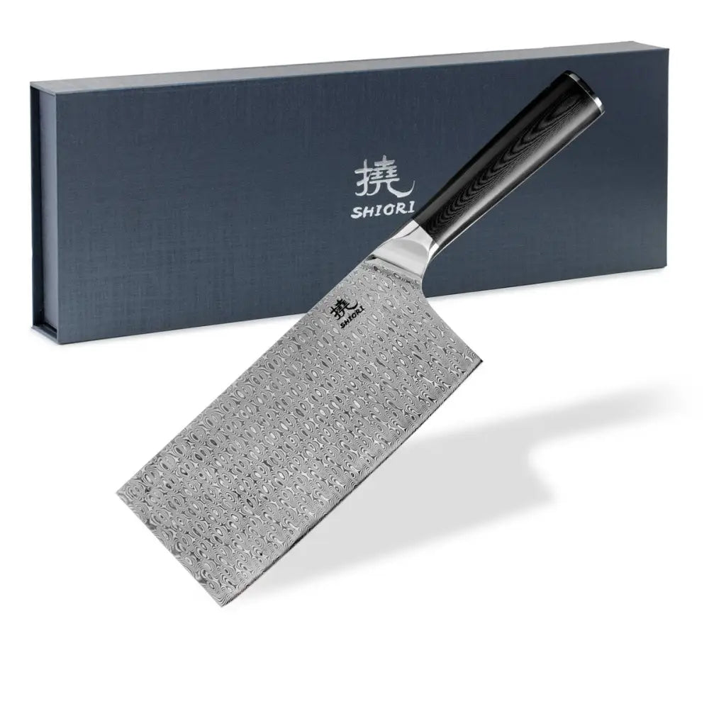 Kjøttkniv Shiori 撓 Yasashi-sa Haku med bredt damaskblad og sort G10-håndtak, skrå forfra med eske bak.