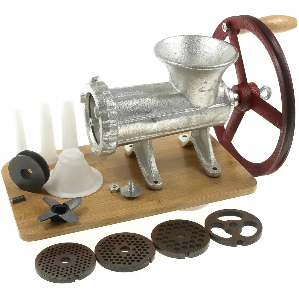 Kjøttkvern i sølv med rød sveiv, trehåndtak, ekstra siler og pølsestapper samlet på trefjøl.