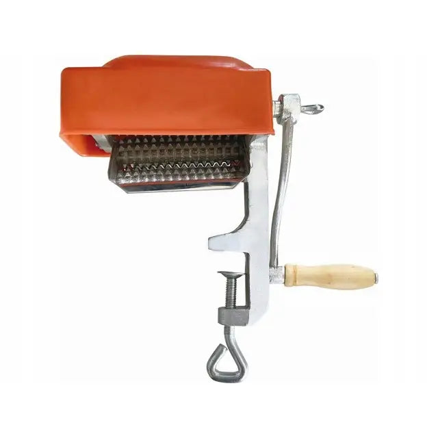 Kjøttkvern med oransje plastdeksel, metallruller med tagger, tresveiv og solid bordfeste, sidevisning.