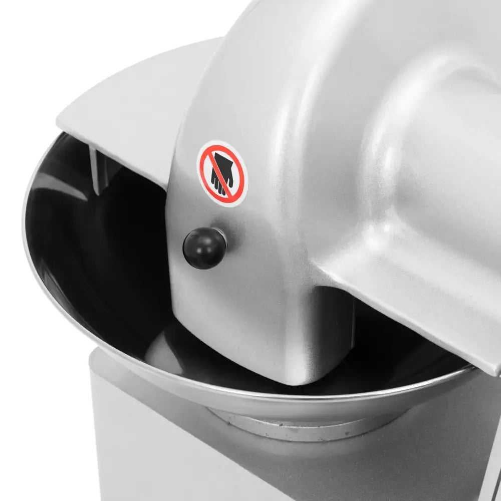 Kjøttkvern med horisontale kniver, metallhus sett skrått, svart fingersikkerhetssymbol synlig på siden.