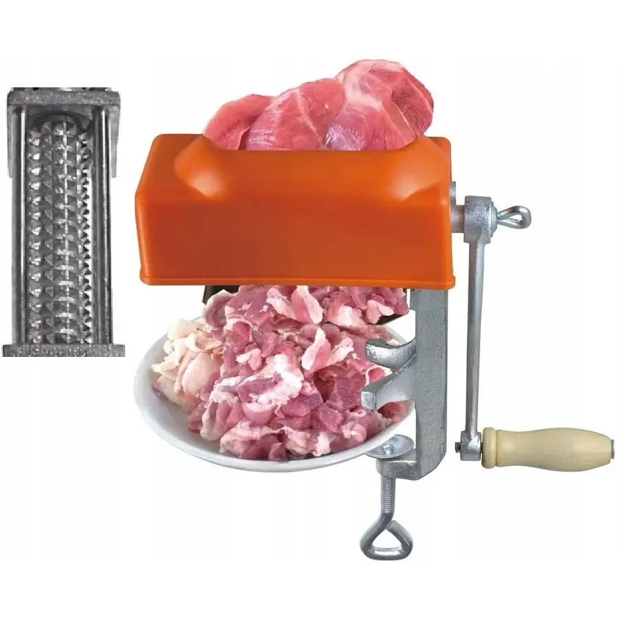 Kjøttkvern for flatning av kjøtt, sidevisning med oransje deksel, trehåndtak og ferskt kjøtt i bruk.
