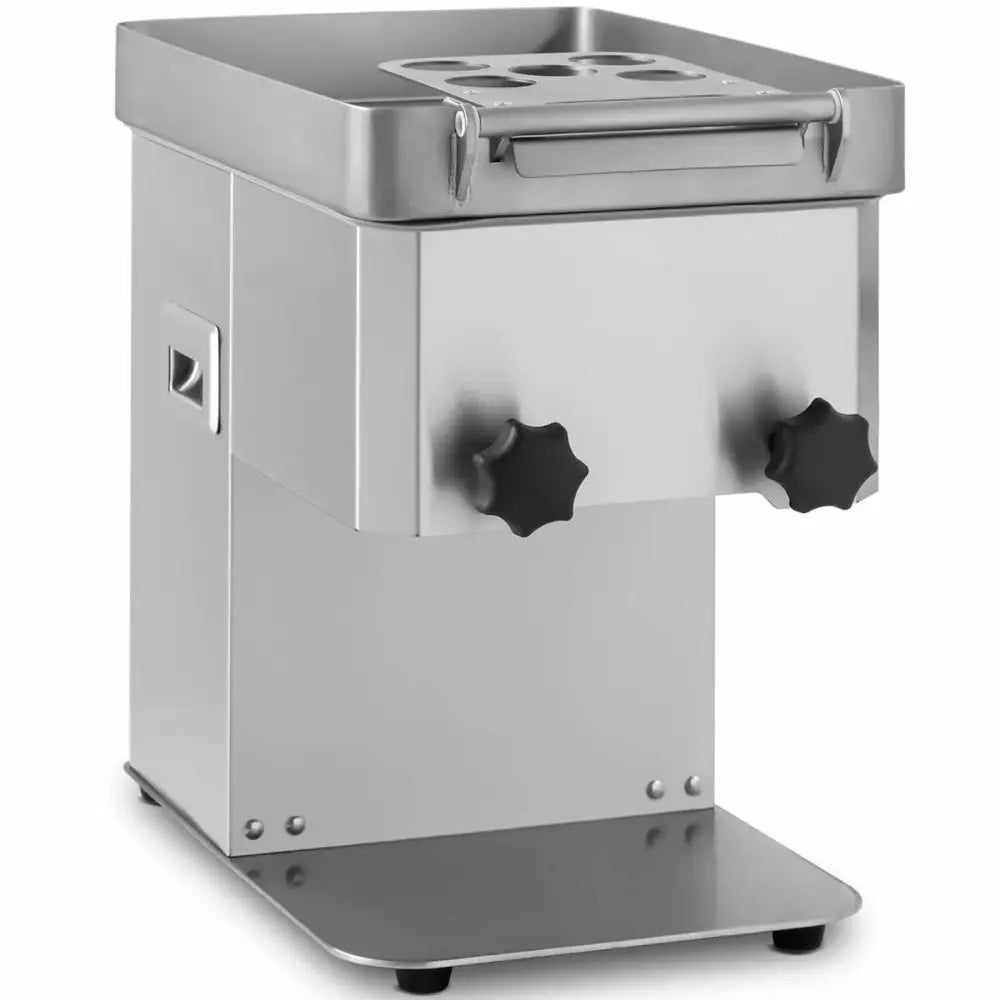 Kjøttpresse i børstet metall, skrå vinkel med sorte knotter, bærehåndtak og perforert lokk synlig.