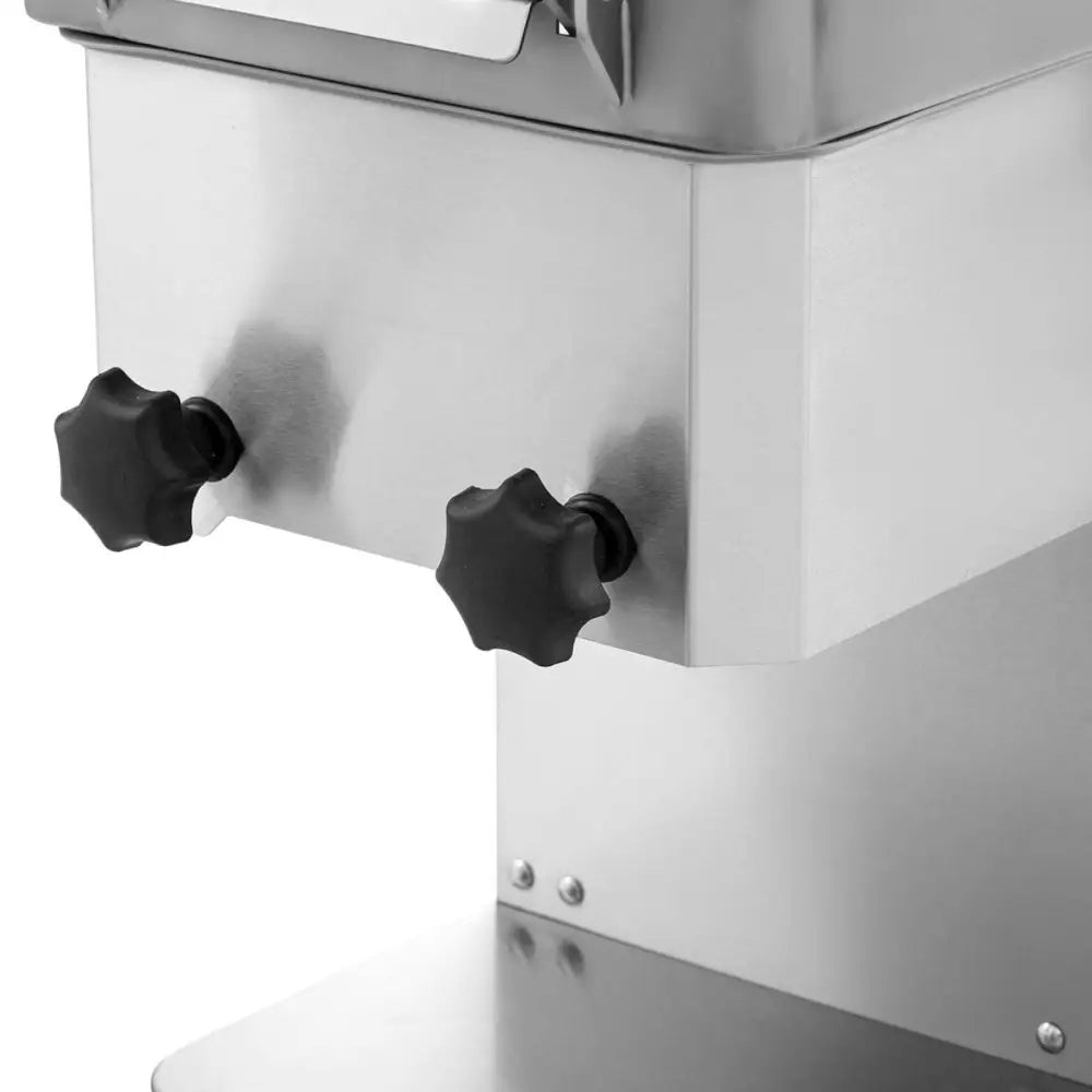 Kjøttpresse, nærbilde av rustfritt stålhjørne med to sorte, stjerneformede justeringsratt sett fra siden.