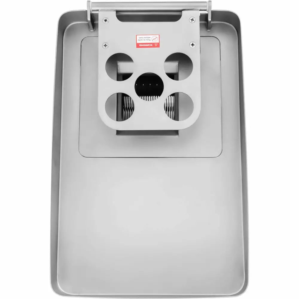 Kjøttpresse i sølvfarget metall, sett ovenfra med synlig rutenett, hull og knivblader for effektiv kutting.