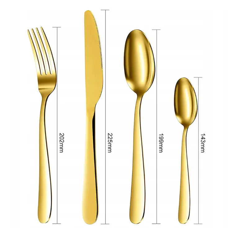 Klassisk bestikksett i gull, nærbilde av gaffel, kniv, spiseskje og teskje med mål mot hvit bakgrunn.