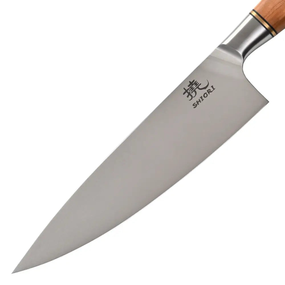 Klassisk kjøkkenkniv Shiori, sidevisning av stålblad med japansk skrift og inngravert logo nær treskaft.