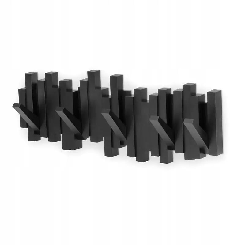 Kleskrok Sticks svart, veggmontert knaggrekke i tre med oppfellbare knagger, sett i perspektiv mot hvit bakgrunn.