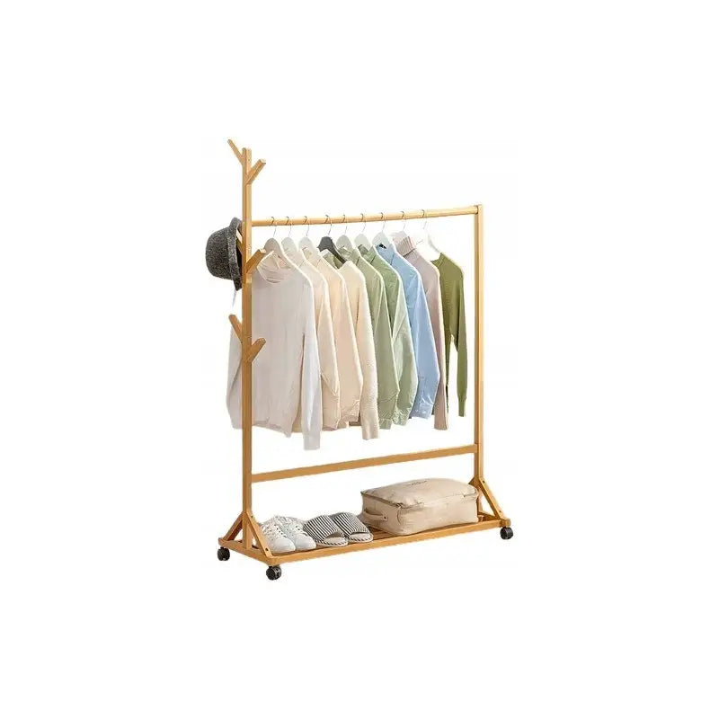 Klesstativ i lyst tre med hjul, sidekroker og nederste hylle for sko og tilbehør, sett forfra.