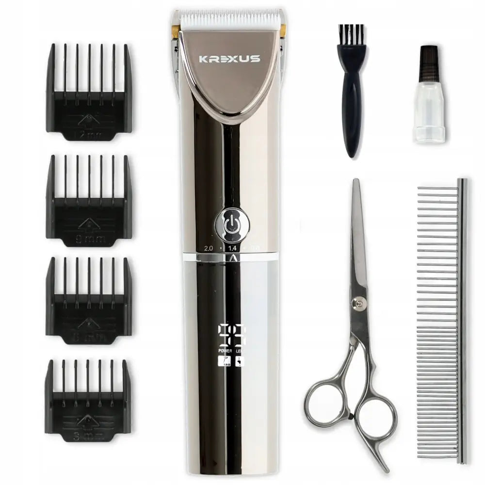 Klippemaskin for hunder og katter Krexus med tilbehør, inkludert fire avstandskammer, saks, kam, børste og olje på hvit bakgrunn.