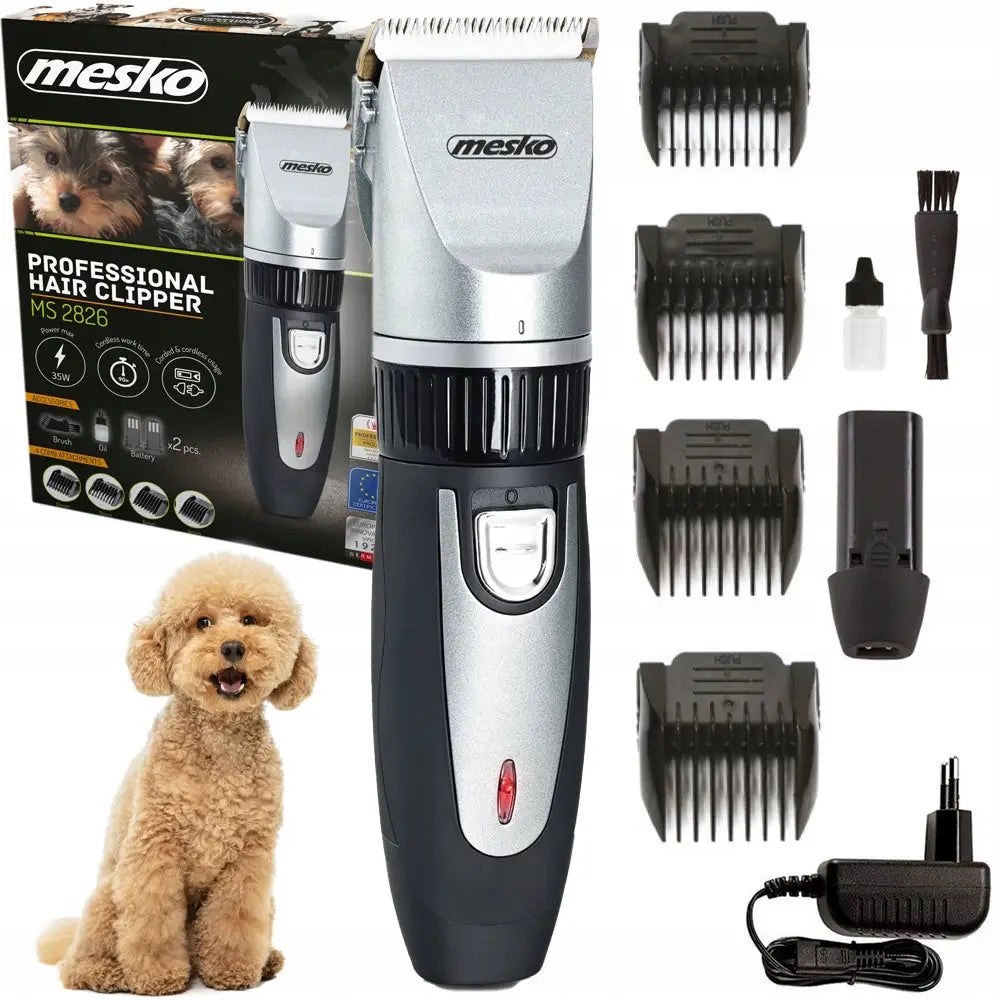 Klippemaskin for hunder og kjæledyr 35W Mesko MS 2826 med tilbehør, emballasje og hund i forgrunnen.