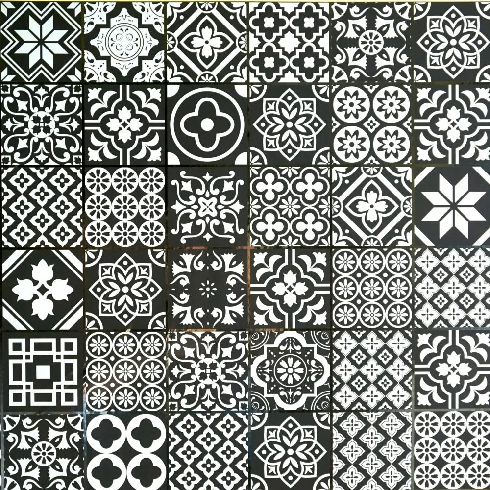 Klistremerke flisemosaikk til kjøkken, svart-hvite fliser med ulike geometriske og blomstrede mønstre.