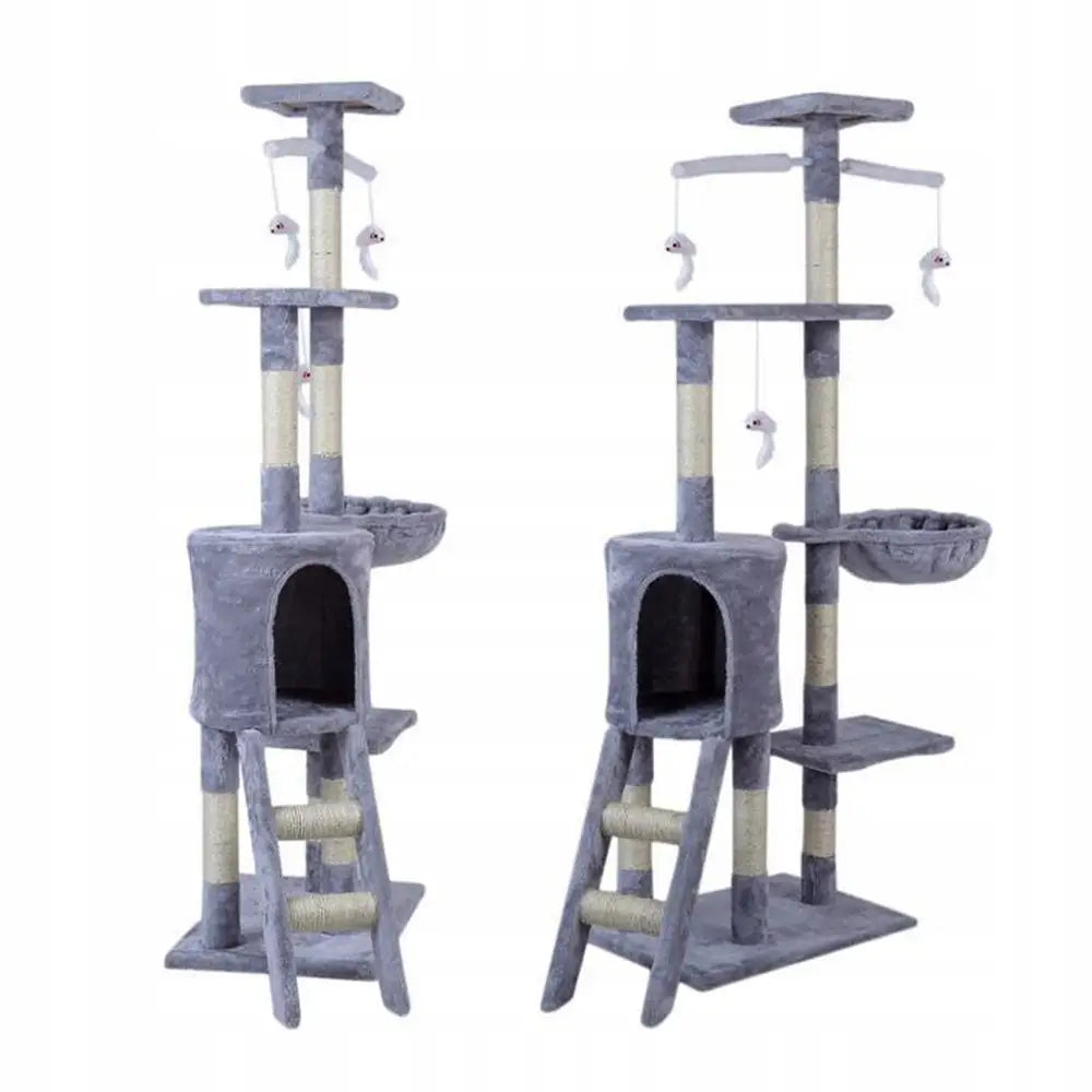 Klørestativ for katt med tre etasjer, hule, klatrestige, sisalstolper og hengekøye, sett fra skrå vinkel.