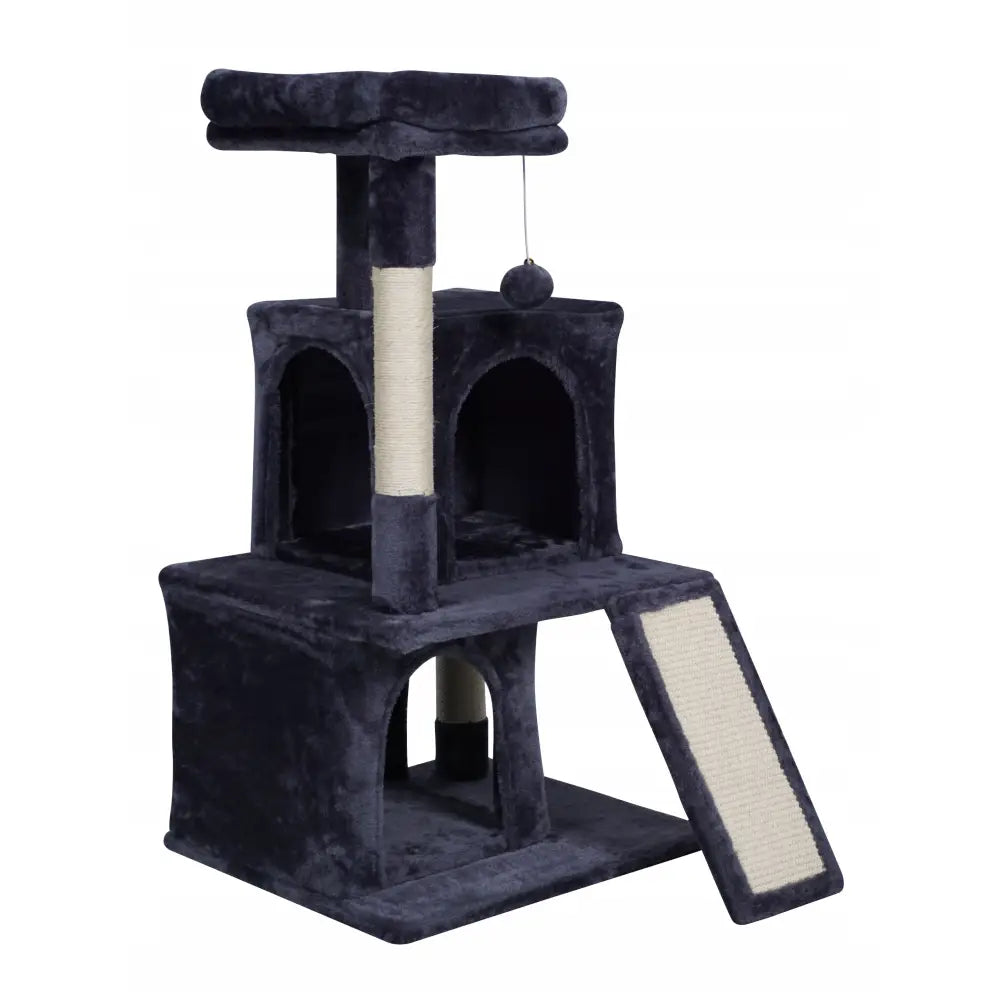 Klorestativ for katter i mørkegrå plysj, med flere nivåer, sisal-klorestolper, rampe og hengende lekeball, sett fra skrå vinkel.