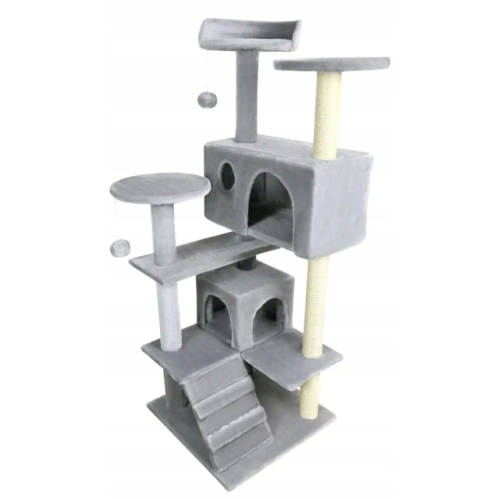 Klørstativ for katter i grått stoff, med flere nivåer, to skjulesteder, klorestolper og hengende leker, sett på skrå.