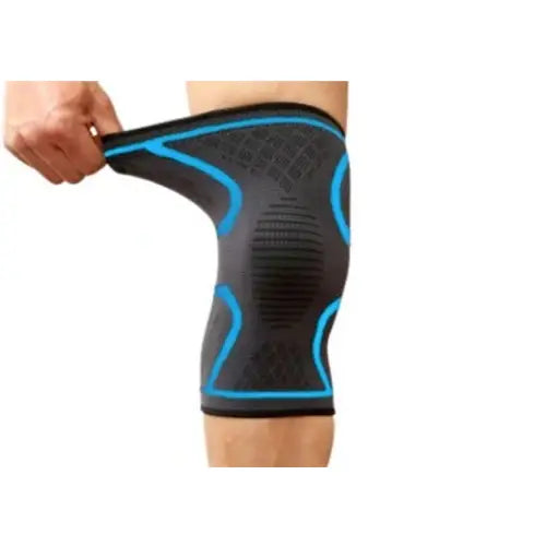 Knestabilisator Orto Bandasje på ben, strukket ut for å vise elastisitet og blå detaljer.