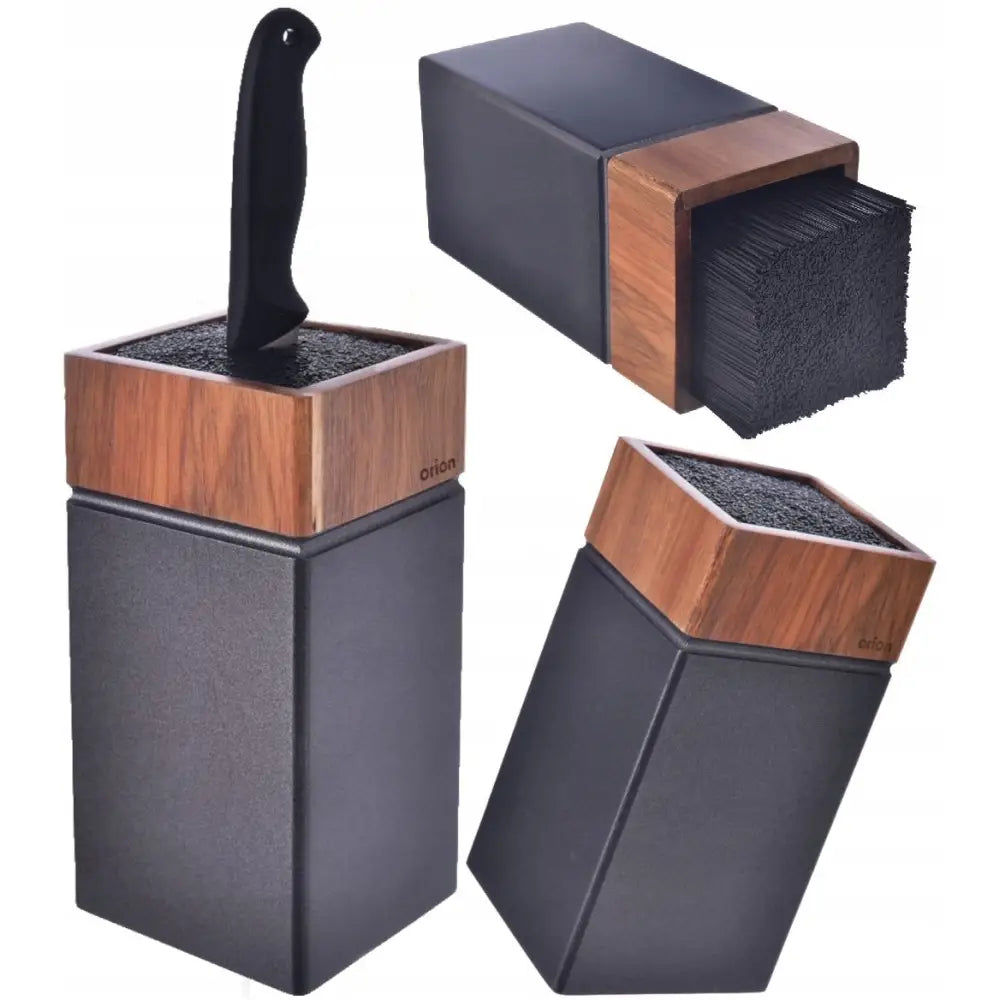 Knivblokk i tre og sort plast, åpen topp med fleksible innsatser, en kjøkkenkniv plassert i holderen.