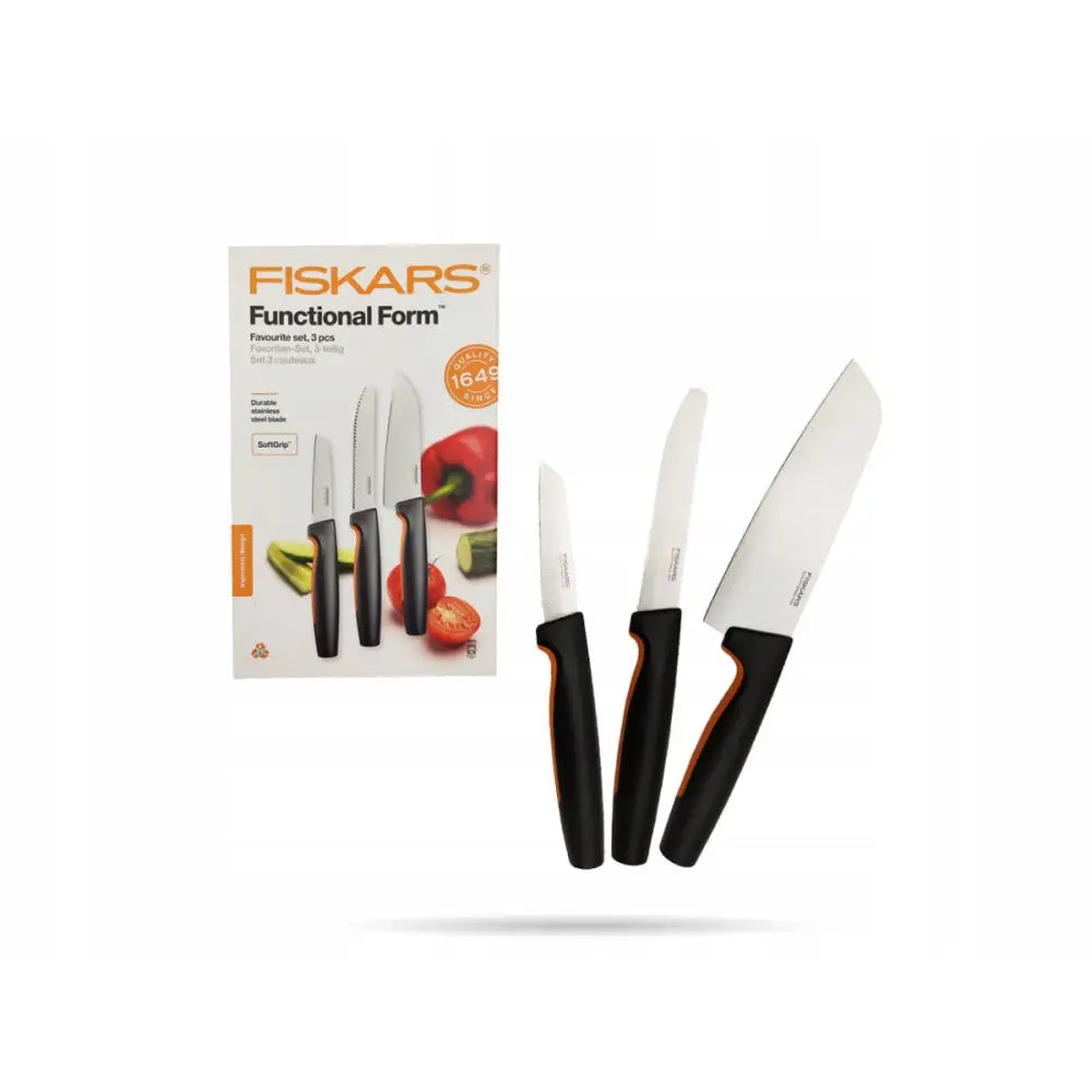 Knivsett Favourite Set Functional Form Fiskars, tre kjøkkenkniver med sorte håndtak og emballasje med grønnsaker.