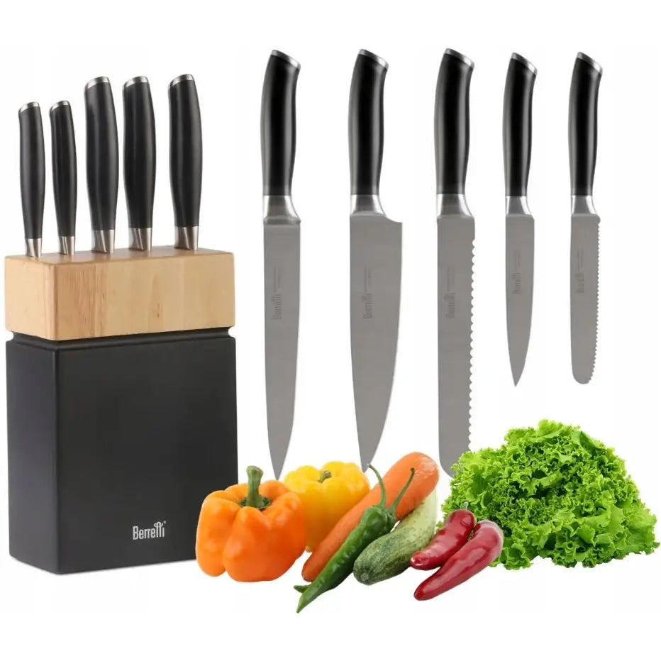 Knivsett Berretti Grande med fem kniver i stål og svarte håndtak, plassert i blokk ved siden av grønnsaker.