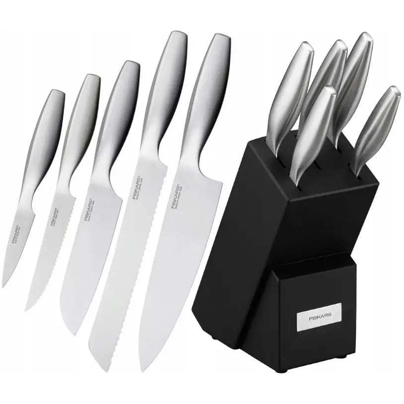 Knivsett Fiskars All Steel, fem sølvfargede kniver i sort blokk, skrå visning av stativet.