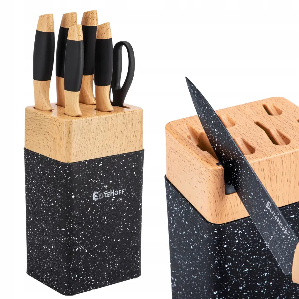 Knivsett med fem kjøkkenkniver, saks og knivsliper i sort prikket blokk, tre- og sorte håndtak, sidevisning.