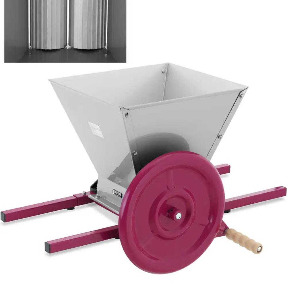Knusemaskin for druer, bær og frukt, metallkvern med stor trakt og burgunderrødt svinghjul, sett fra skrå vinkel.