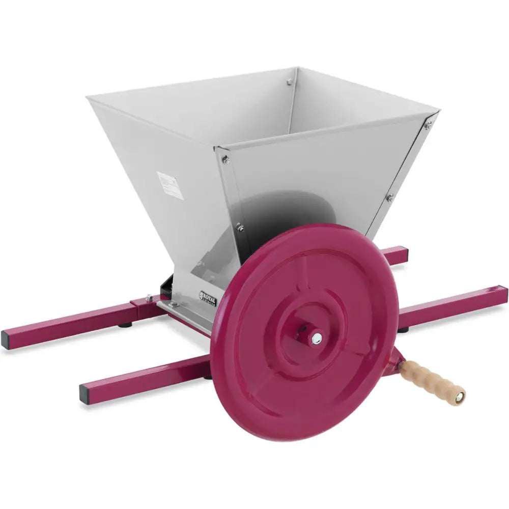 Knusemaskin for druer og bær, skråvisning av sølv trakt og vinrød dreieskive med trehåndtak.