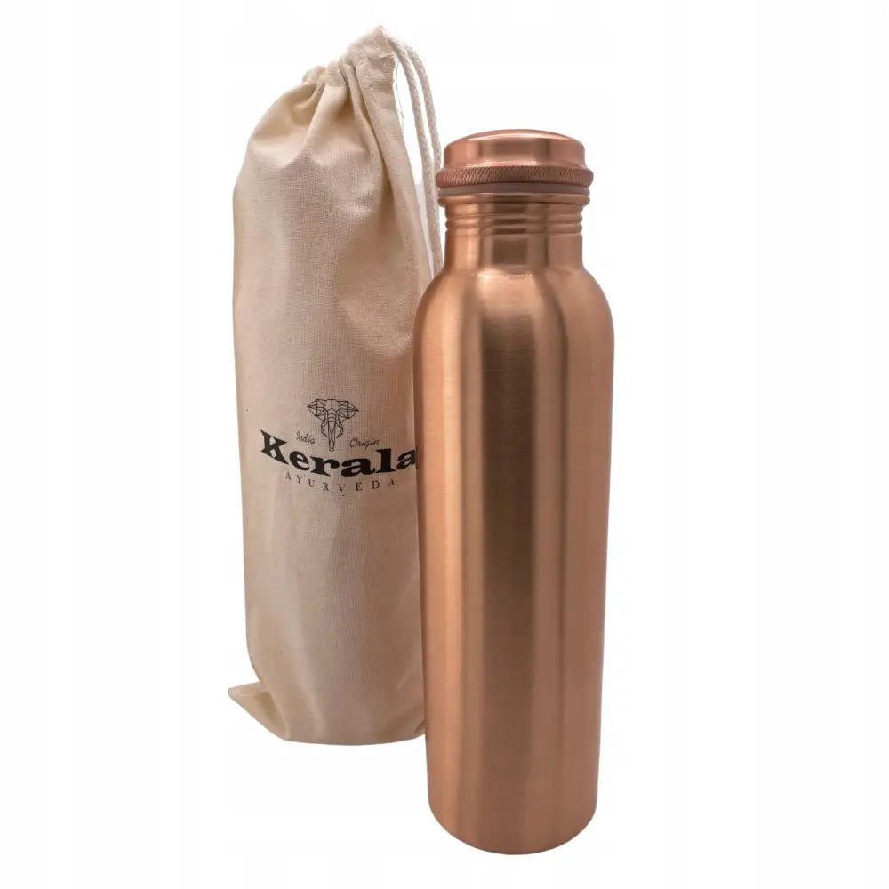 Kobber vannflaske med skrulokk, 1000ml, foran beige stoffpose med snøring og trykket tekst.