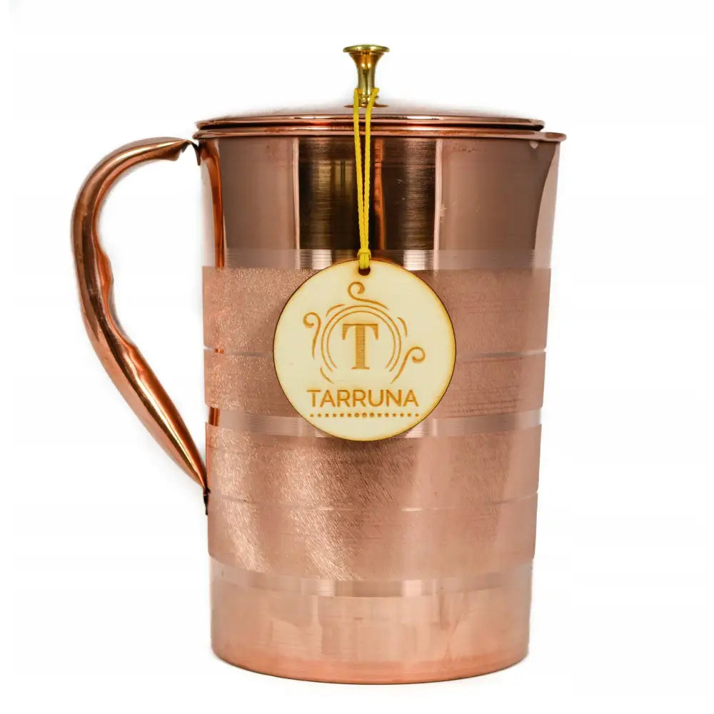 Kobberkanne for vann 2L med lokk og hank, sidevisning med blanke og matte striper samt etikett med logo.