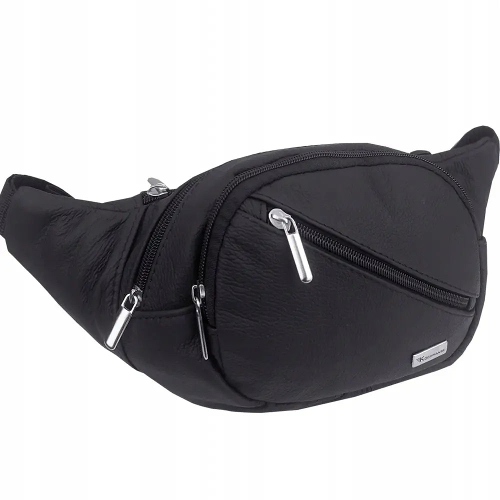 Kochmanski nyrebelte for menn i sort skinnimitasjon, skrå forfra med sølvglidelåser og metallogo.