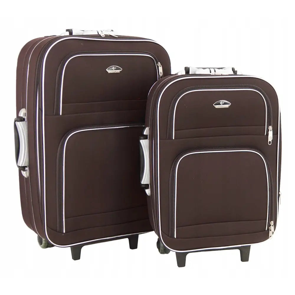 Koffertsett 2-i-1 i mørkebrunt tekstil, liten og medium størrelse med sølvdetaljer, håndtak og hjul.