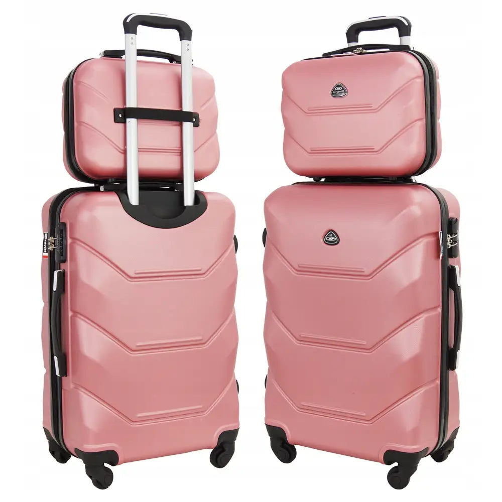 Koffertsett i rosa hardplast, medium og XL med fire hjul, teleskophåndtak og geometrisk mønster, inkludert små vesker.