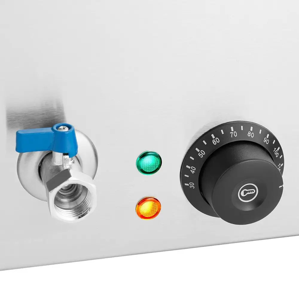 Kokeplaten for kokemakaroni, nærbilde av kontrollpanel med blå ventil, temperaturbryter og indikatorlys.