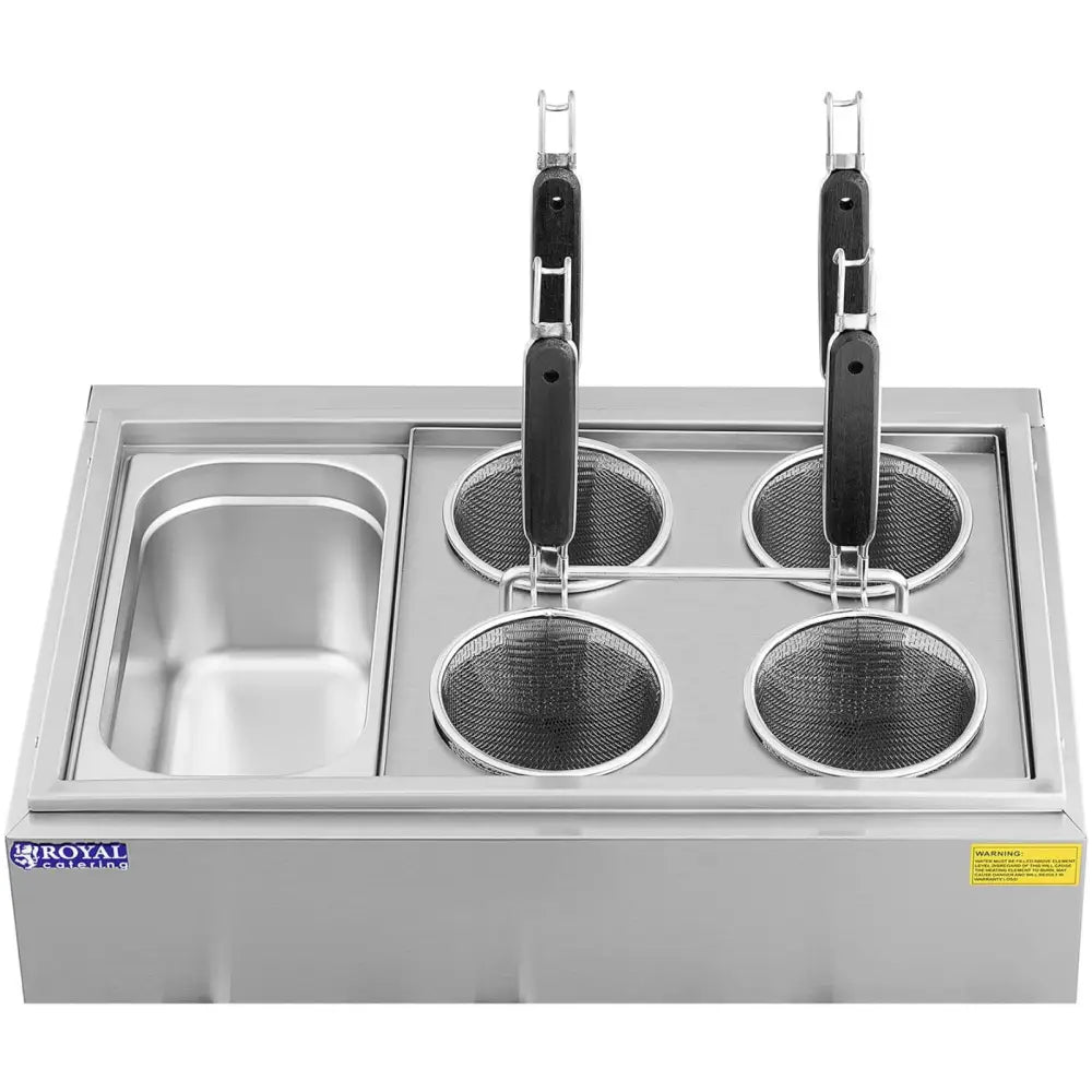 Kokeplaten for kokemakaroni, toppvisning med fire nettingkurver, sorte håndtak og rektangulær beholder til venstre.