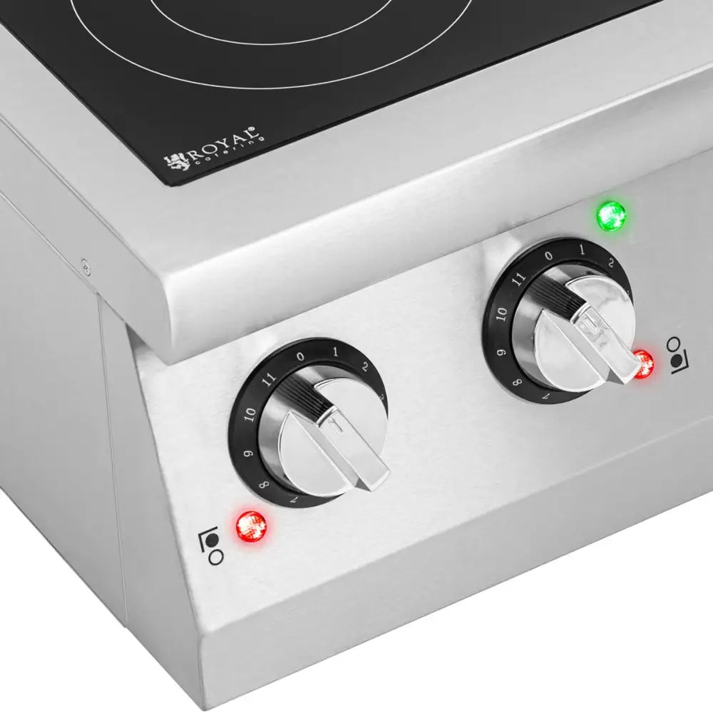 Koketopp med 4 induksjonssoner, nærbilde av ståldesign, kontrollbrytere og indikatorlys fra skrå vinkel.