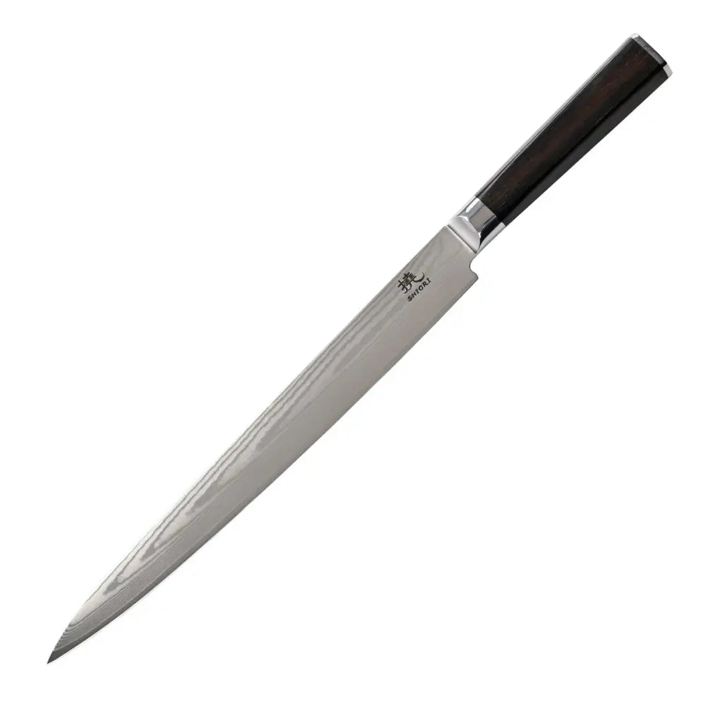 Kokkekniv i japansk damaskstål med tydelig bølgemønster i klingen og mørkt sekskantet håndtak fra siden.