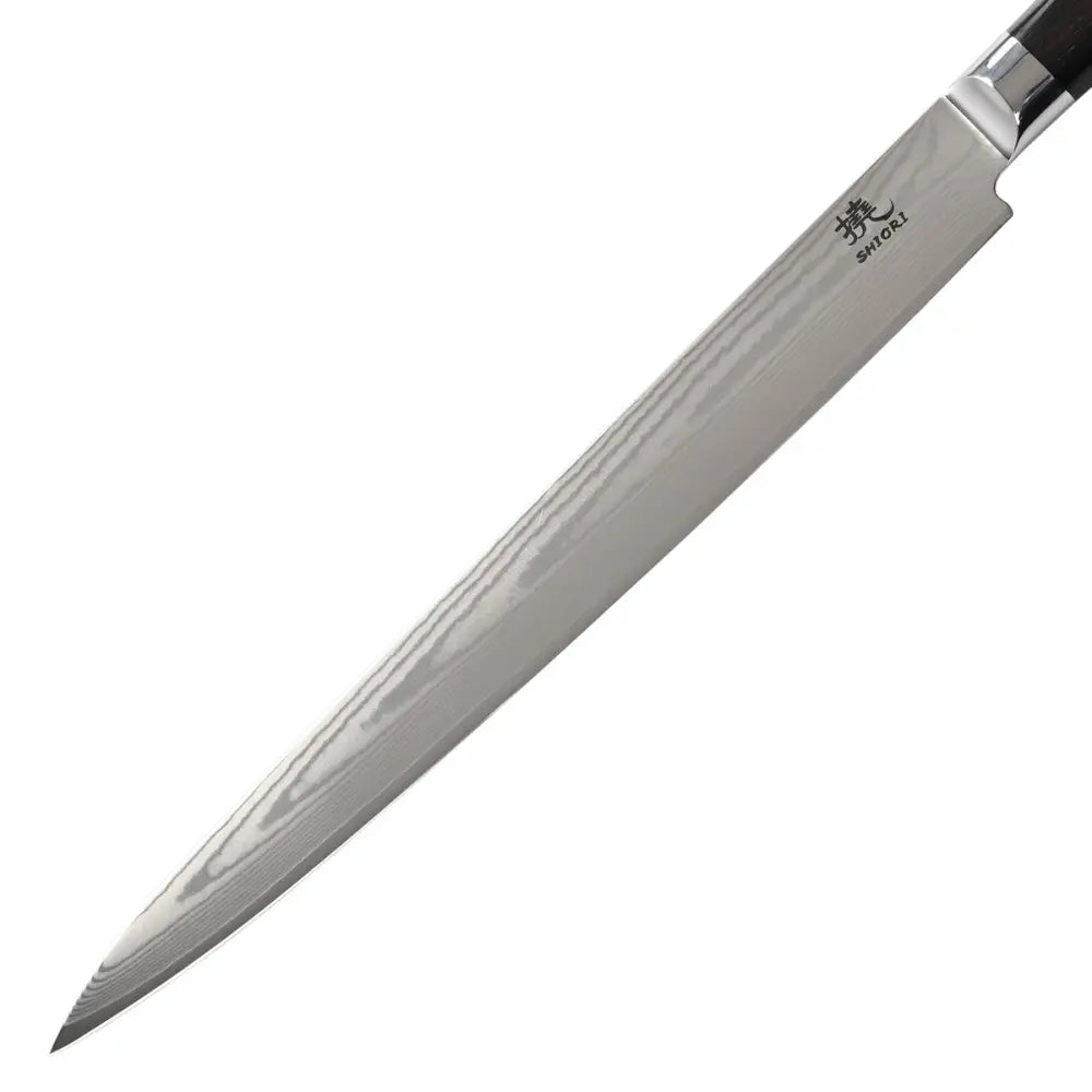 Kokkekniv i japansk damaskstål, sideprofil som viser detaljert damaskmønster og japanske tegn nær håndtaket.