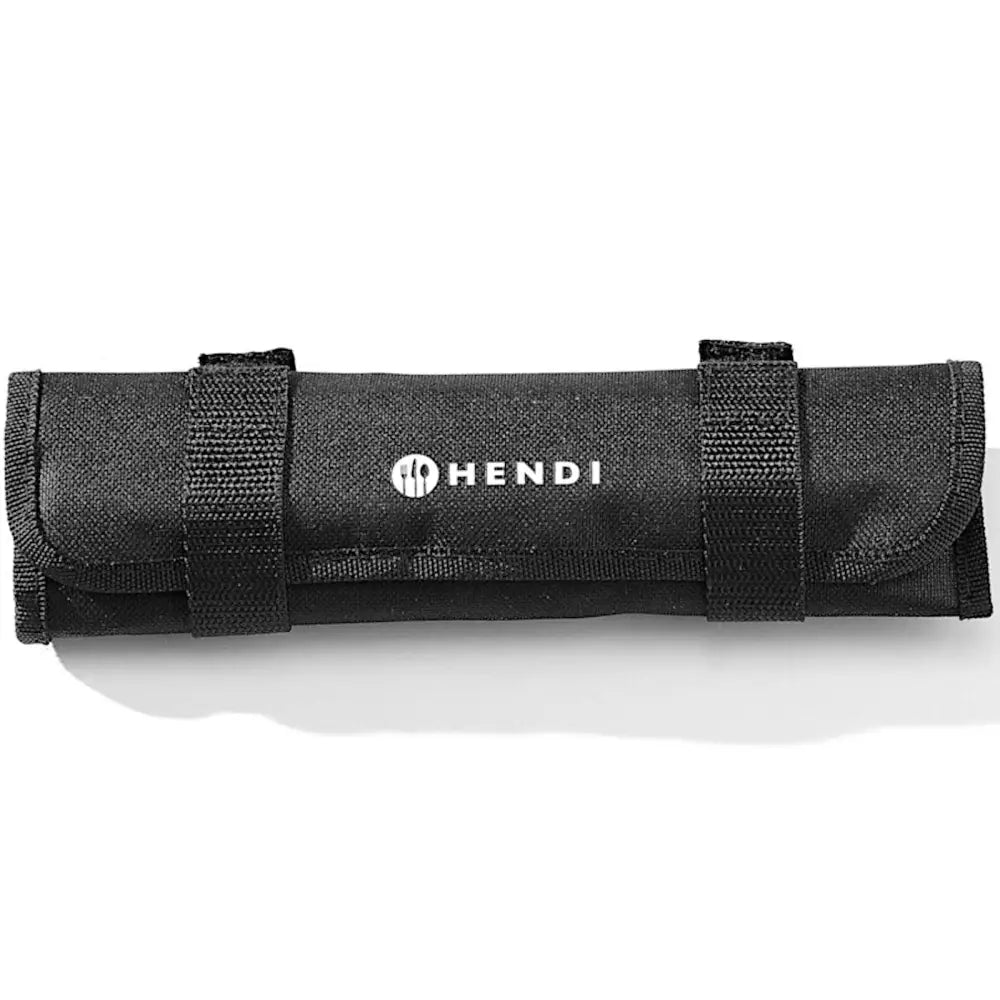 Kokkekunst Toolsett for Matdekorering, sort rulleveske med to stropper og sentrert hvit logo sett ovenfra.