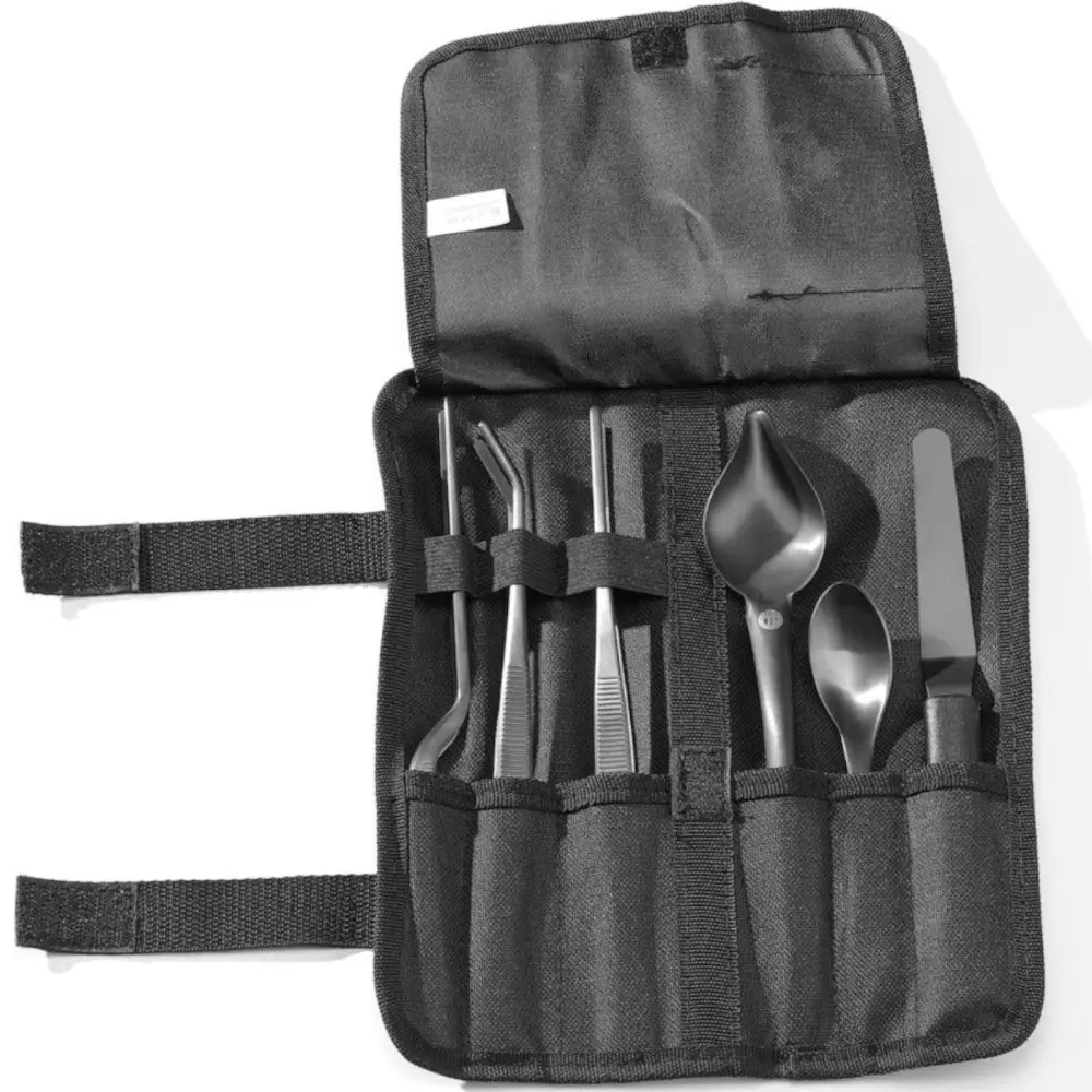 Kokkekunst Toolsett for matdekorering, åpent svart etui med seks metallredskaper synlig fra toppen.