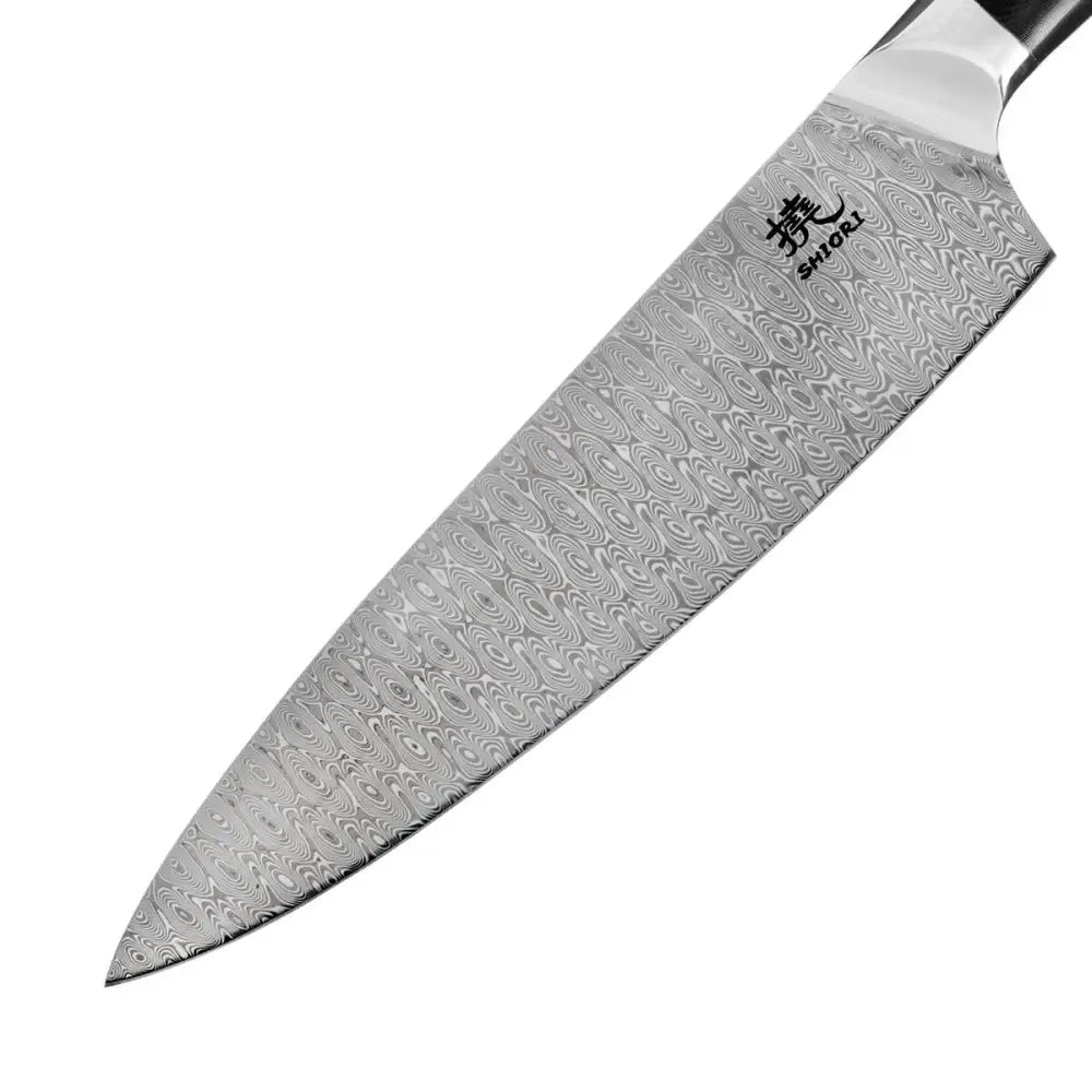 Kokkekvalitetskniv, nærbilde av damaskusstålblad med synlig mønster og tydelig produsentlogo på siden.