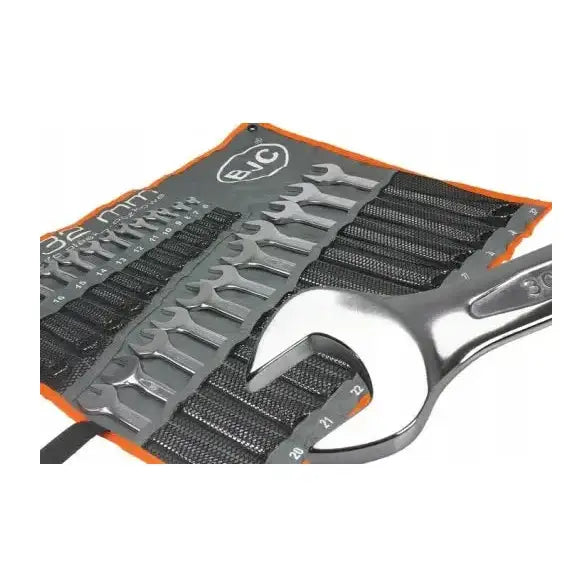 Kombinasjonsnøkkelsett 6-32 mm, 24 sølvfargede nøkler organisert i åpen grå og oransje tekstilmappe.